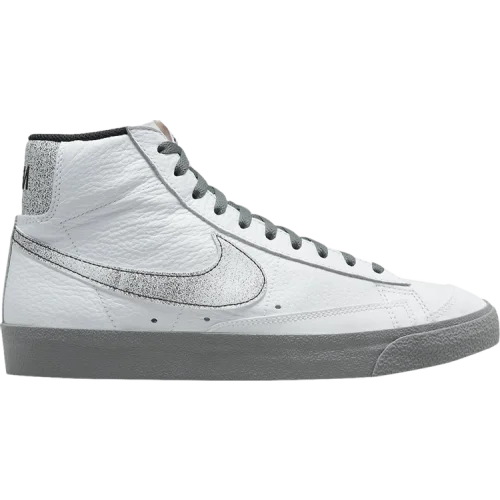 נעלי סניקרס בְּלֵייזֶר (Blazer) בצבע לבן מדגם Blazer Mid '77 '50 Years of Hip-Hop' מבית היוצר של חברת הענק נייקי
