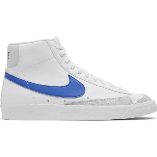 נעלי סניקרס בְּלֵייזֶר (Blazer) בצבע לבן מדגם Blazer Mid '77 Vintage 'White Game Royal' מבית היוצר של חברת הענק נייקי