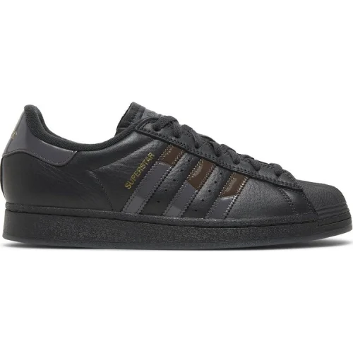 נעלי סניקרס Superstar בצבע שָׁחוֹר מדגם Dime x Superstar ADV 'Carbon Brown' מבית היוצר של חברת הענק אדידס