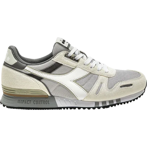 נעלי סניקרס עֲנָק בצבע כְּחוֹל מדגם Titan 'Whisper White' מבית היוצר של חברת הענק דיאדורה