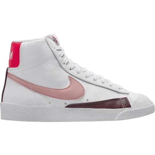 נעלי סניקרס בְּלֵייזֶר (Blazer) בצבע לבן מדגם Wmns Blazer Mid '77 Next Nature 'White Red Stardust' מבית היוצר של חברת הענק נייקי
