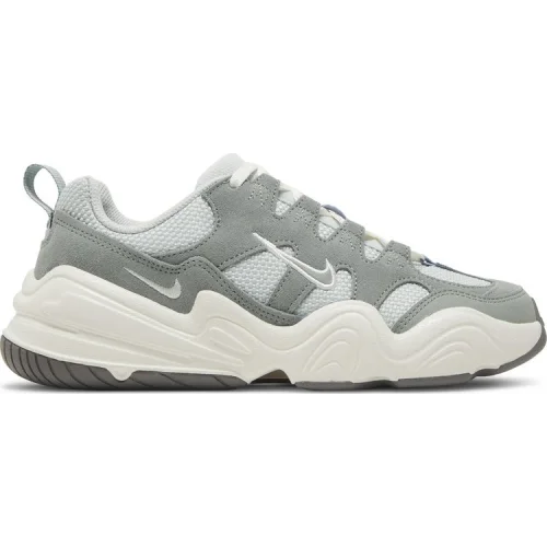 נעלי סניקרס Tech Hera בצבע ירוק מדגם Wmns Tech Hera 'Mica Green' מבית היוצר של חברת הענק נייקי