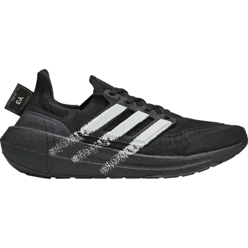 נעלי סניקרס אור אולטרה בוסט (UltraBoost) בצבע שָׁחוֹר מדגם Y-3 UltraBoost Light 'Black Off White' מבית היוצר של חברת הענק אדידס