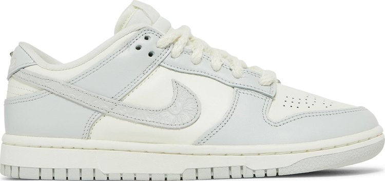 נעלי סניקרס Wmns Dunk Low 'Needlework' של המותג נייקי בצבע אפור עשויות עוֹר