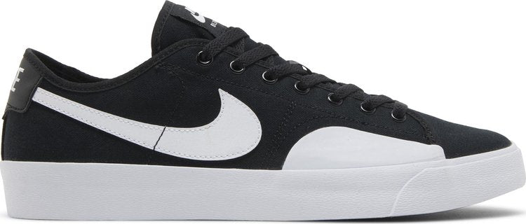 נעלי סניקרס Blazer Court SB 'Black White' של המותג נייקי בצבע שָׁחוֹר עשויות בַּד