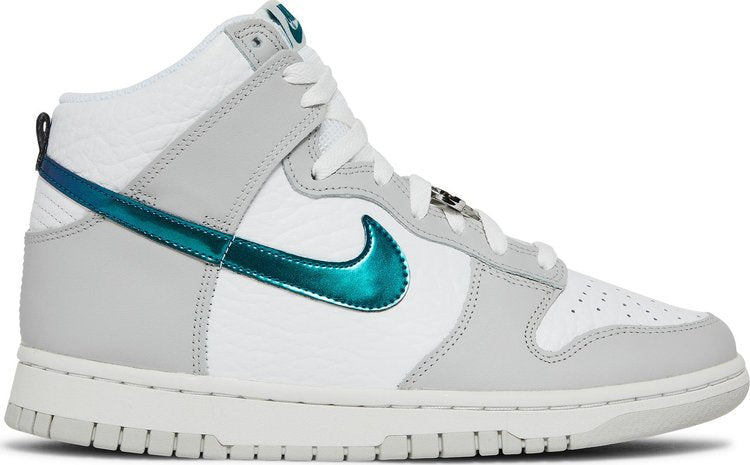 נעלי סניקרס Wmns Dunk High 'FLS' של המותג נייקי בצבע לבן עשויות עוֹר