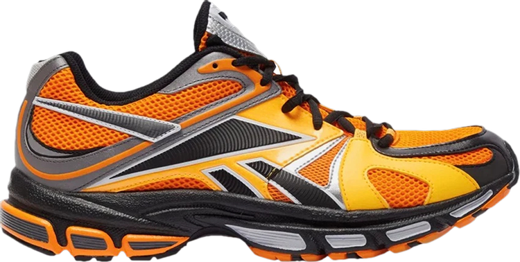 נעלי סניקרס Vetements x Spike Runner 200 'Solar Gold' של המותג ריבוק בצבע כתום עשויות רֶשֶׁת