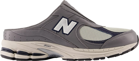 נעלי סניקרס 2002R Mule 'Dark Grey' של המותג ניו באלאנס בצבע אפור עשויות עוֹר