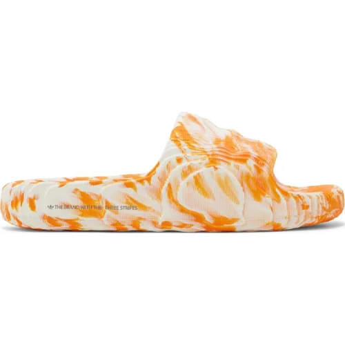 נעלי סניקרס אדילט 22 בצבע כתום מדגם Adilette 22 Slides 'Bright Orange' מבית היוצר של חברת הענק אדידס