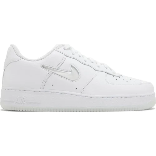 נעלי סניקרס Air Force 1 בצבע לבן מדגם Air Force 1 Jewel 'Color of the Month - Triple White' מבית היוצר של חברת הענק נייקי