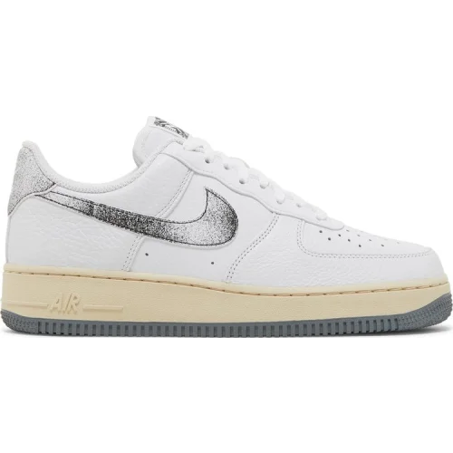 נעלי סניקרס Air Force 1 בצבע לבן מדגם Air Force 1 Low '50 Years of Hip-Hop' מבית היוצר של חברת הענק נייקי