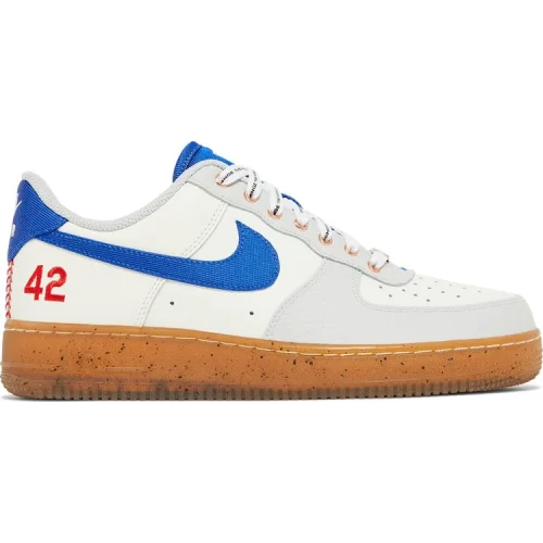 נעלי סניקרס Air Force 1 בצבע לבן מדגם Air Force 1 Low 'Jackie Robinson' מבית היוצר של חברת הענק נייקי