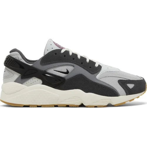 נעלי סניקרס Air Huarache Runner בצבע אפור מדגם Air Huarache Runner 'Light Smoke Grey Gum' מבית היוצר של חברת הענק נייקי