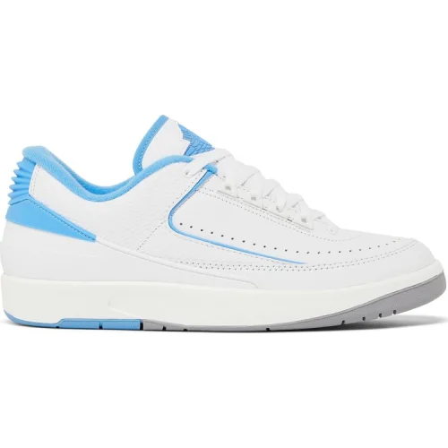 נעלי סניקרס נייק אייר ג'ורדן 2 בצבע לבן מדגם Air Jordan 2 Retro Low 'UNC' מבית היוצר של חברת הענק נייקי