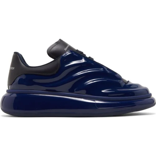 נעלי סניקרס נעלי ספורט אוברסייז של אלכסנדר מקווין בצבע כְּחוֹל מדגם Alexander McQueen Oversized Sneaker 'Lux Gloss - Navy' מבית היוצר של חברת הענק אלכסנדר מקווין