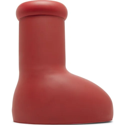 נעלי סניקרס מגף אדום גדול בצבע אָדוֹם מדגם MSCHF Big Red Boot מבית היוצר של חברת הענק MSCHF