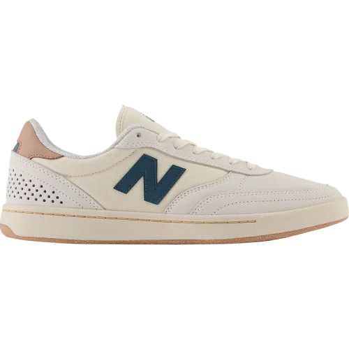 נעלי סניקרס מספרי 440 בצבע קרם מדגם Numeric 440 'Sea Salt Teal' מבית היוצר של חברת הענק ניו באלאנס
