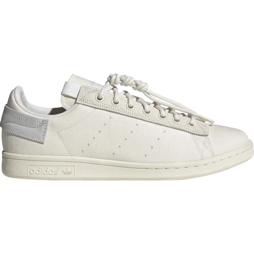 נעלי סניקרס סטן סמית בצבע קרם מדגם Parley x Stan Smith 'Chalk White' מבית היוצר של חברת הענק אדידס