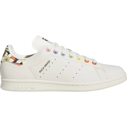 נעלי סניקרס סטן סמית בצבע קרם מדגם Rich Mnisi x Stan Smith 'Pride' מבית היוצר של חברת הענק אדידס