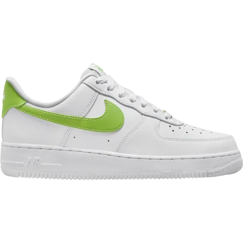 נעלי סניקרס Air Force 1 בצבע לבן מדגם Wmns Air Force 1 '07 'White Action Green' מבית היוצר של חברת הענק נייקי