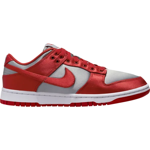 נעלי סניקרס נייק דאנק בצבע אָדוֹם מדגם Wmns Dunk Low 'Satin UNLV' מבית היוצר של חברת הענק נייקי