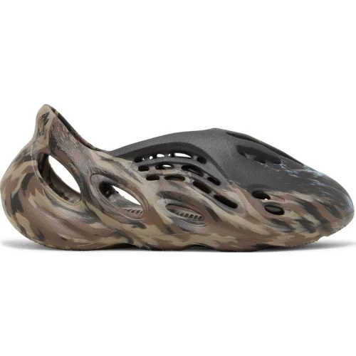 נעלי סניקרס ייזי Foam Runner בצבע חום מדגם Yeezy Foam Runner 'MX Cinder' מבית היוצר של חברת הענק אדידס