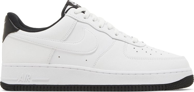 נעלי סניקרס Air Force 1 '07 LV8 'White Black' של המותג נייקי בצבע לבן עשויות עוֹר