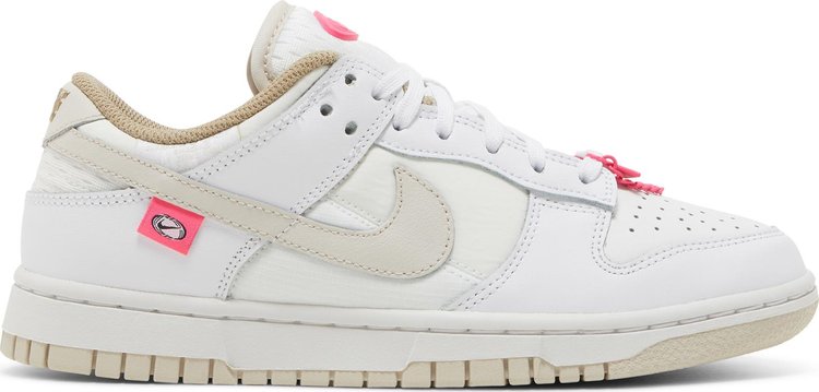 נעלי סניקרס Wmns Dunk Low 'Pink Bling' של המותג נייקי בצבע לבן עשויות עוֹר
