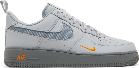 נעלי סניקרס Air Force 1 '07 'Wolf Grey Kumquat' של המותג נייקי בצבע אפור עשויות עוֹר