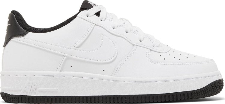 נעלי סניקרס Air Force 1 '07 ESS GS 'White Black' של המותג נייקי בצבע לבן עשויות עוֹר