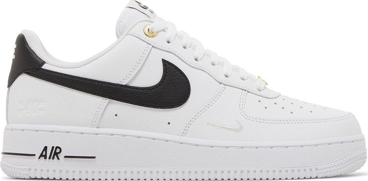 נעלי סניקרס Air Force 1 '07 LV8 '40th Anniversary - White Black' של המותג נייקי בצבע לבן עשויות עוֹר