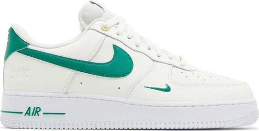 נעלי סניקרס Air Force 1 '07 LV8 '40th Anniversary - Sail Malachite' של המותג נייקי בצבע קרם עשויות עוֹר