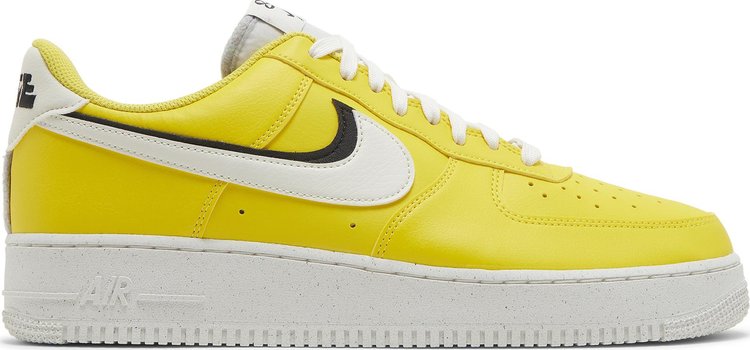 נעלי סניקרס Air Force 1 '07 LV8 '82 - Tour Yellow' של המותג נייקי בצבע צהוב עשויות עוֹר