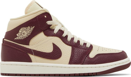 נעלי סניקרס Wmns Air Jordan 1 Mid SE 'Split - Beach Cherrywood' של המותג נייקי בצבע אָדוֹם עשויות עוֹר