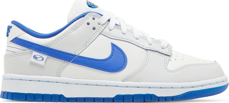 נעלי סניקרס Wmns Dunk Low 'Worldwide Pack - White Game Royal' של המותג נייקי בצבע לבן עשויות עוֹר