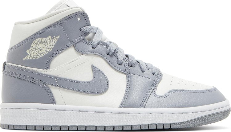 נעלי סניקרס Wmns Air Jordan 1 Mid 'Stealth' של המותג נייקי בצבע אפור עשויות עוֹר