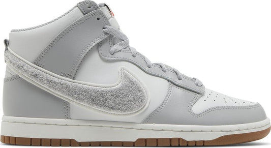 נעלי סניקרס Dunk High 'Chenille Swoosh - Light Smoke Grey' של המותג נייקי בצבע אפור עשויות עוֹר