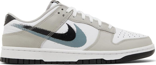 נעלי סניקרס Dunk Low 'Spray Paint Swoosh' של המותג נייקי בצבע אפור עשויות עוֹר