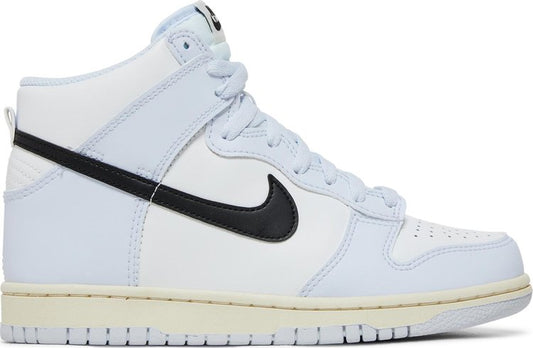 נעלי סניקרס Dunk High GS 'Football Grey Black' של המותג נייקי בצבע לבן עשויות עוֹר