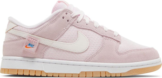 נעלי סניקרס Wmns Dunk Low 'Teddy Bear - Light Soft Pink' של המותג נייקי בצבע וָרוֹד עשויות עור (זמש)