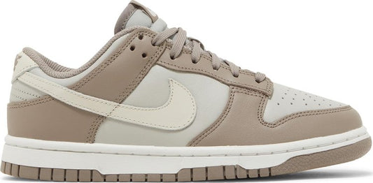 נעלי סניקרס Wmns Dunk Low 'Moon Fossil' של המותג נייקי בצבע חום עשויות עוֹר
