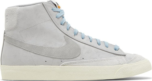 נעלי סניקרס Blazer Mid '77 Premium 'Certified Fresh - Grey Fog' של המותג נייקי בצבע אפור עשויות עור (זמש)