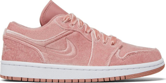 נעלי סניקרס Wmns Air Jordan 1 Low SE 'Pink Velvet' של המותג נייקי בצבע וָרוֹד עשויות קְטִיפָה
