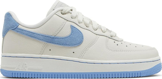 נעלי סניקרס Wmns Air Force 1 LXX 'White University Blue' של המותג נייקי בצבע לבן עשויות עוֹר