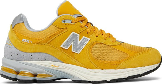 נעלי סניקרס 2002R 'Egg yolk' של המותג ניו באלאנס בצבע צהוב עשויות עור (זמש)