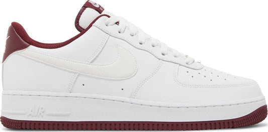 נעלי סניקרס Air Force 1 '07 'White Dark Beetroot' של המותג נייקי בצבע לבן עשויות עוֹר