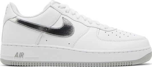 נעלי סניקרס Air Force 1 Low 'Color of the Month - White Silver' של המותג נייקי בצבע לבן עשויות עוֹר