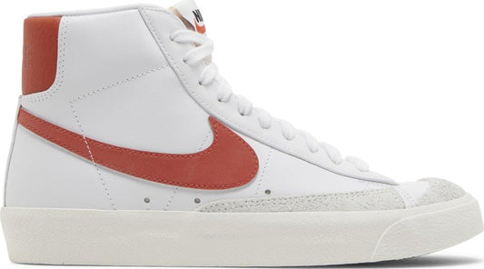 נעלי סניקרס Wmns Blazer Mid '77 'White Orange' של המותג נייקי בצבע לבן עשויות עוֹר