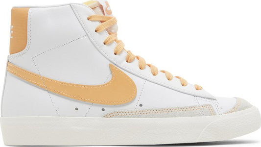 נעלי סניקרס Wmns Blazer Mid '77 'White Peach' של המותג נייקי בצבע לבן עשויות עוֹר