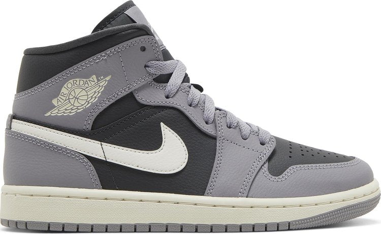 נעלי סניקרס Wmns Air Jordan 1 Mid 'Cement Grey' של המותג נייקי בצבע אפור עשויות עוֹר